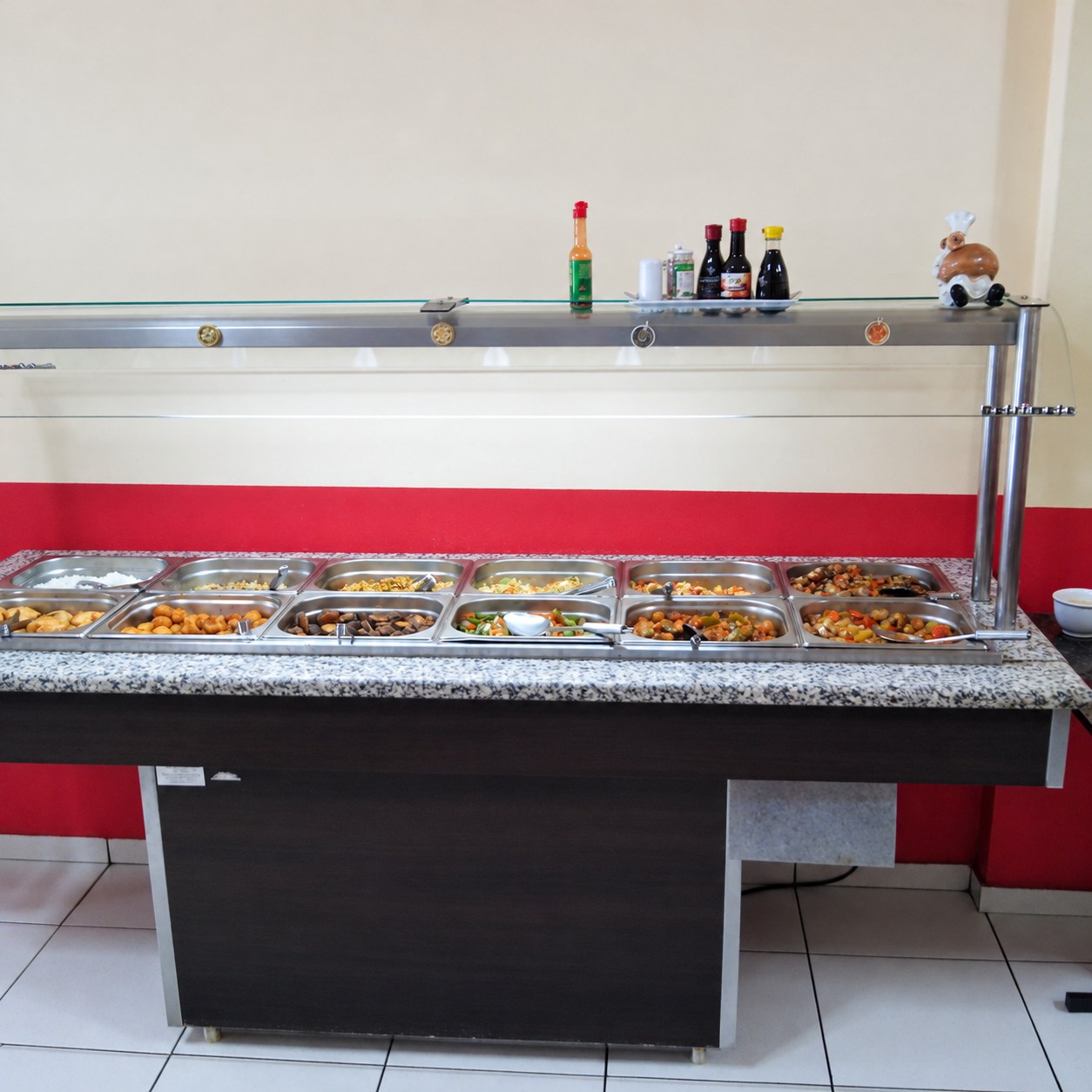 Buffet do Cheiro Verde com pratos vegetarianos quentes em cubas de inox