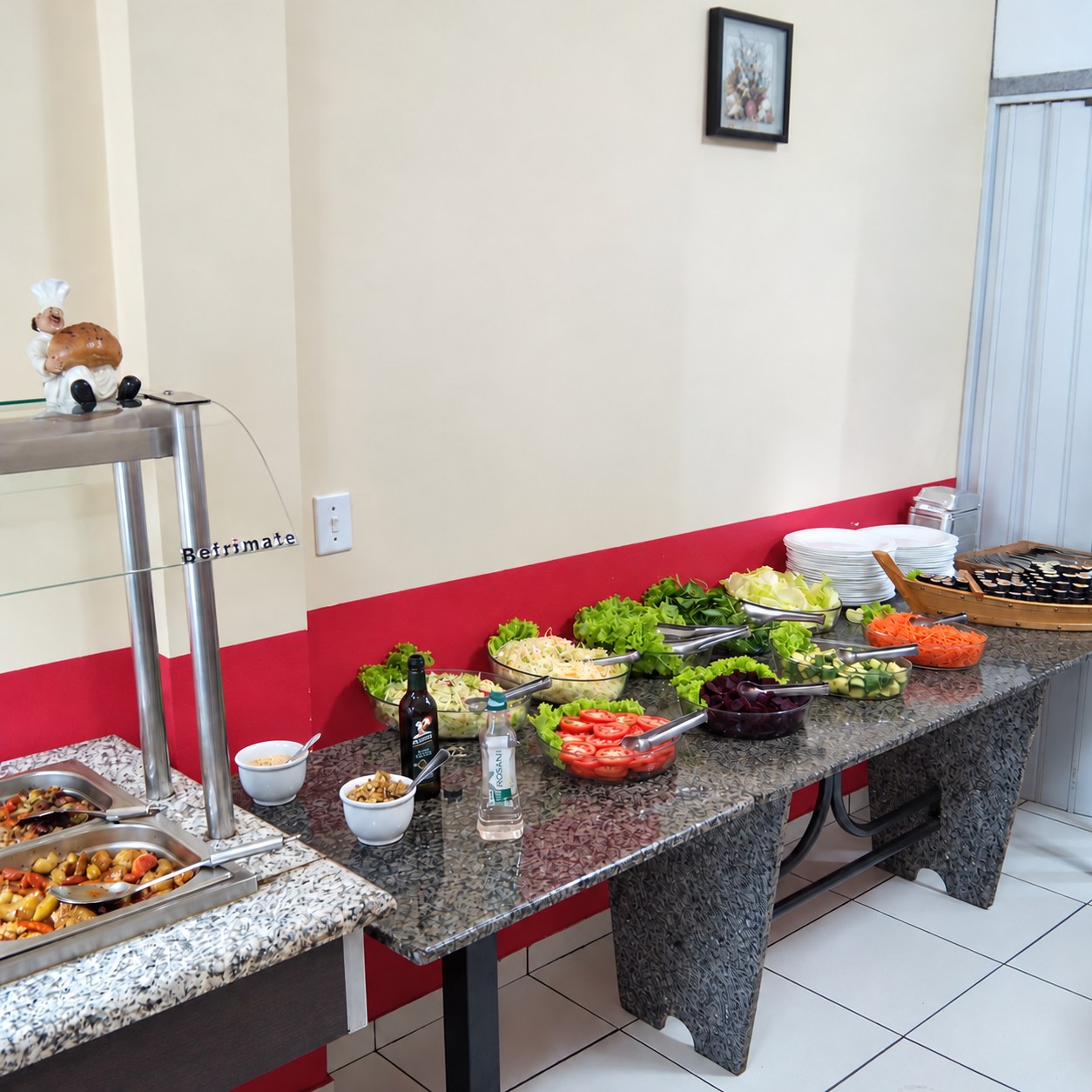 Balcão do buffet do Cheiro Verde com saladas, verduras, molhos e sushi vegetariano